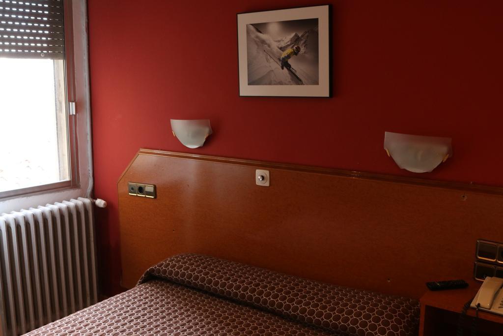 Hostal Cataluna Zaragoza Luaran gambar