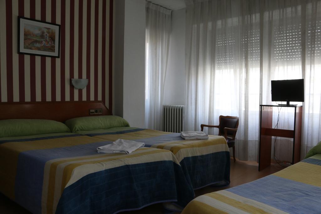 Hostal Cataluna Zaragoza Luaran gambar