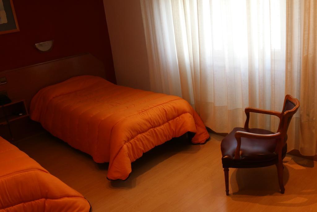 Hostal Cataluna Zaragoza Luaran gambar