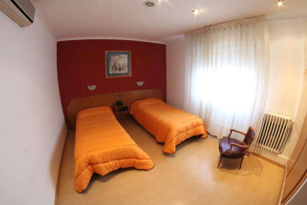 Hostal Cataluna Zaragoza Luaran gambar