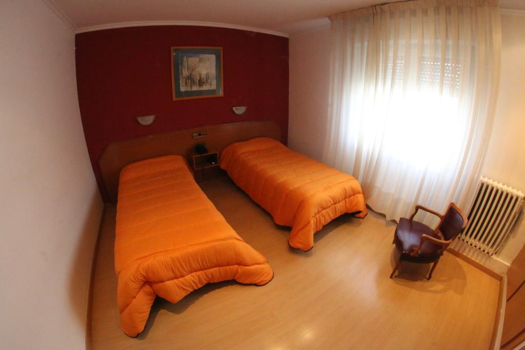 Hostal Cataluna Zaragoza Luaran gambar