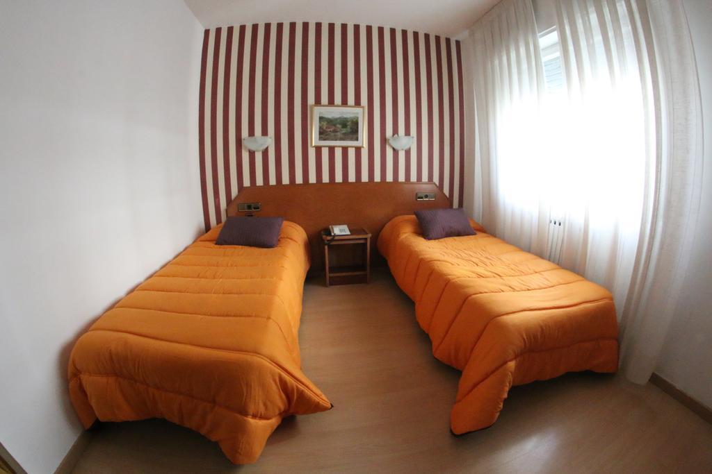 Hostal Cataluna Zaragoza Luaran gambar