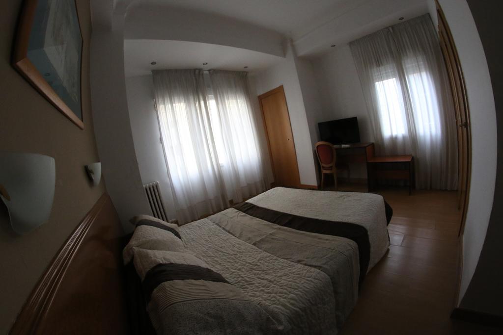 Hostal Cataluna Zaragoza Luaran gambar