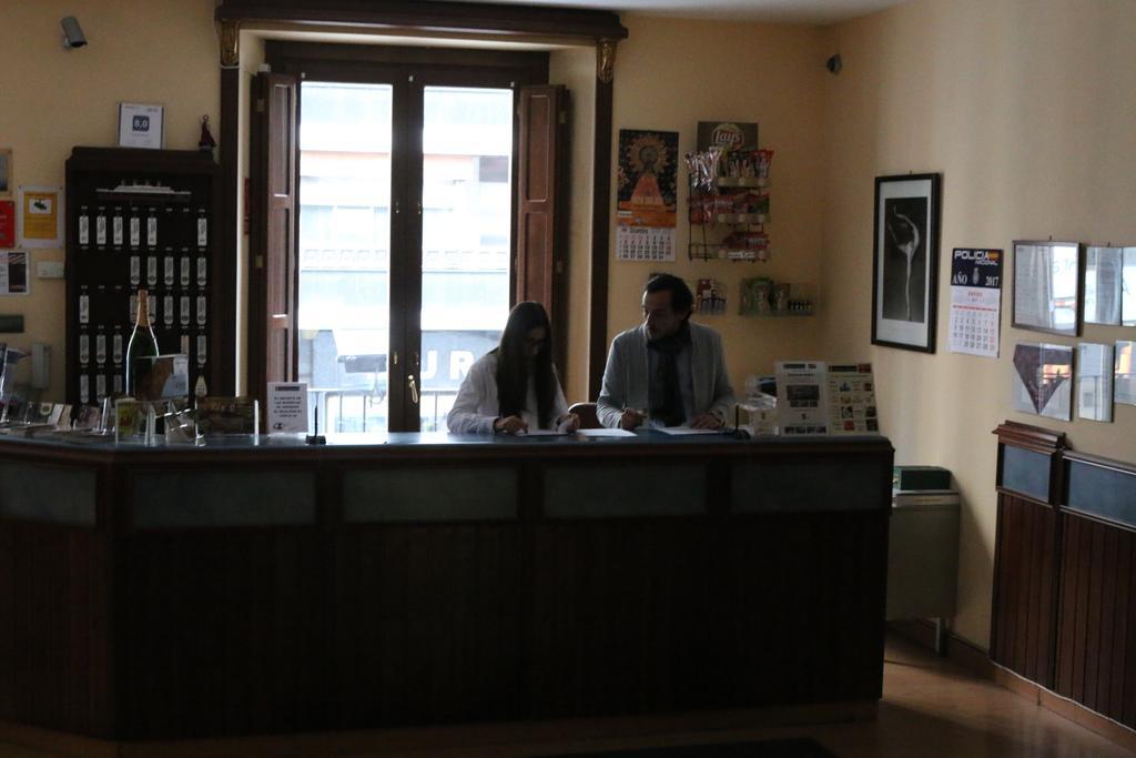 Hostal Cataluna Zaragoza Luaran gambar